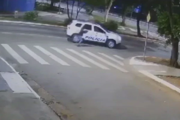 Homem tenta esfaquear policiais no centro de SP