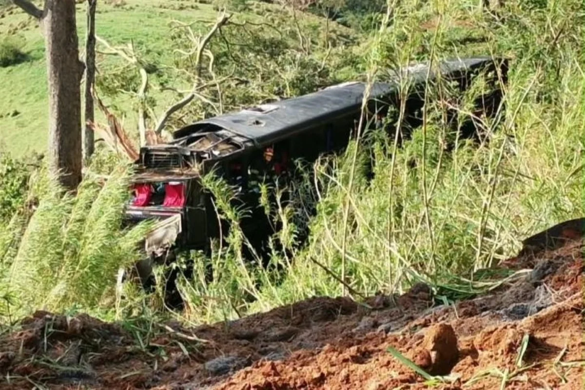 Corpo de Bombeiros, Polícia Militar e órgãos locais auxiliam no socorro Corpo de Bombeiros, Polícia Militar e órgãos locais auxiliam no socorro