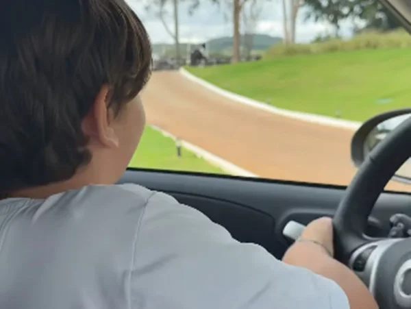 Andressa Suita volta a gravar o filho de 7 anos dirigindo sem cinto