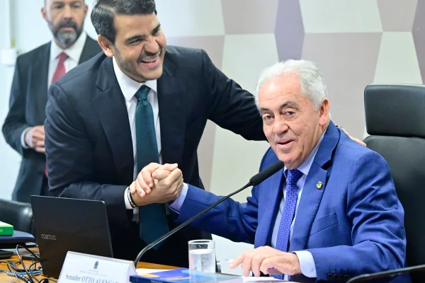 Sabatina de Messias tem gravata da sorte de Lula e grupo de apoio