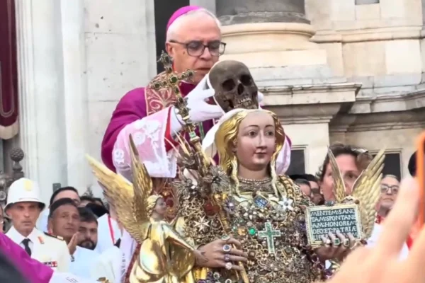 Bispo beija crânio de santa de 2 mil anos e chama atenção