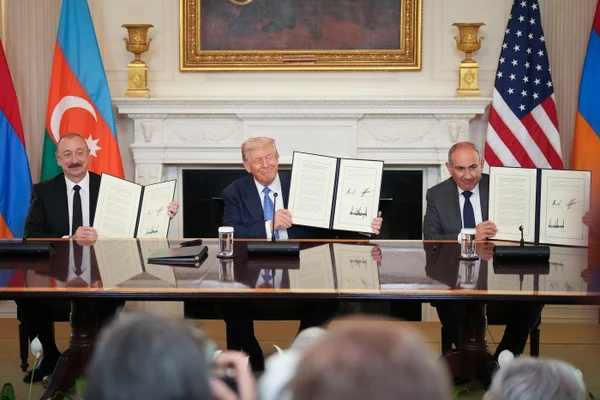Imagem colorida mostra Trump e os líderes da Armênia e Azerbaijão - Metrópoles