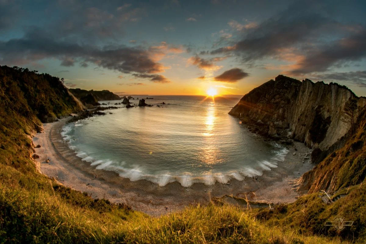 Playa del Silencio (Praia do Silêncio), localizada no município de Cudillero, nas Astúrias, Espanha Playa del Silencio (Praia do Silêncio), localizada no município de Cudillero, nas Astúrias, Espanha