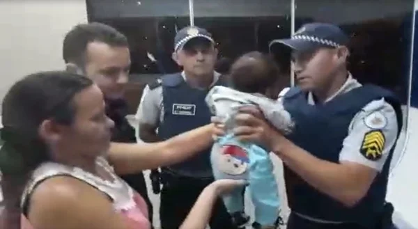 Policiais militares salvam bebê de 1 mês que havia se engasgado no DF