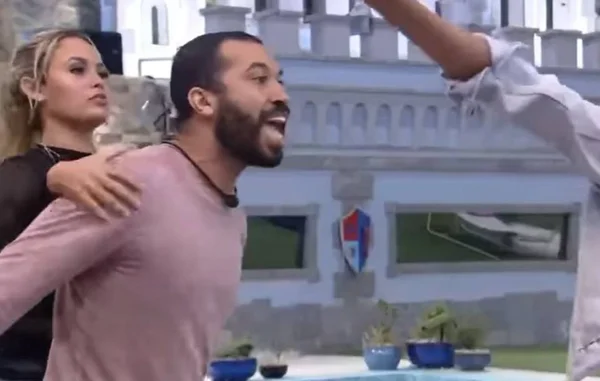 Gilberto gritando com Pocah enquanto Sarah segura ele