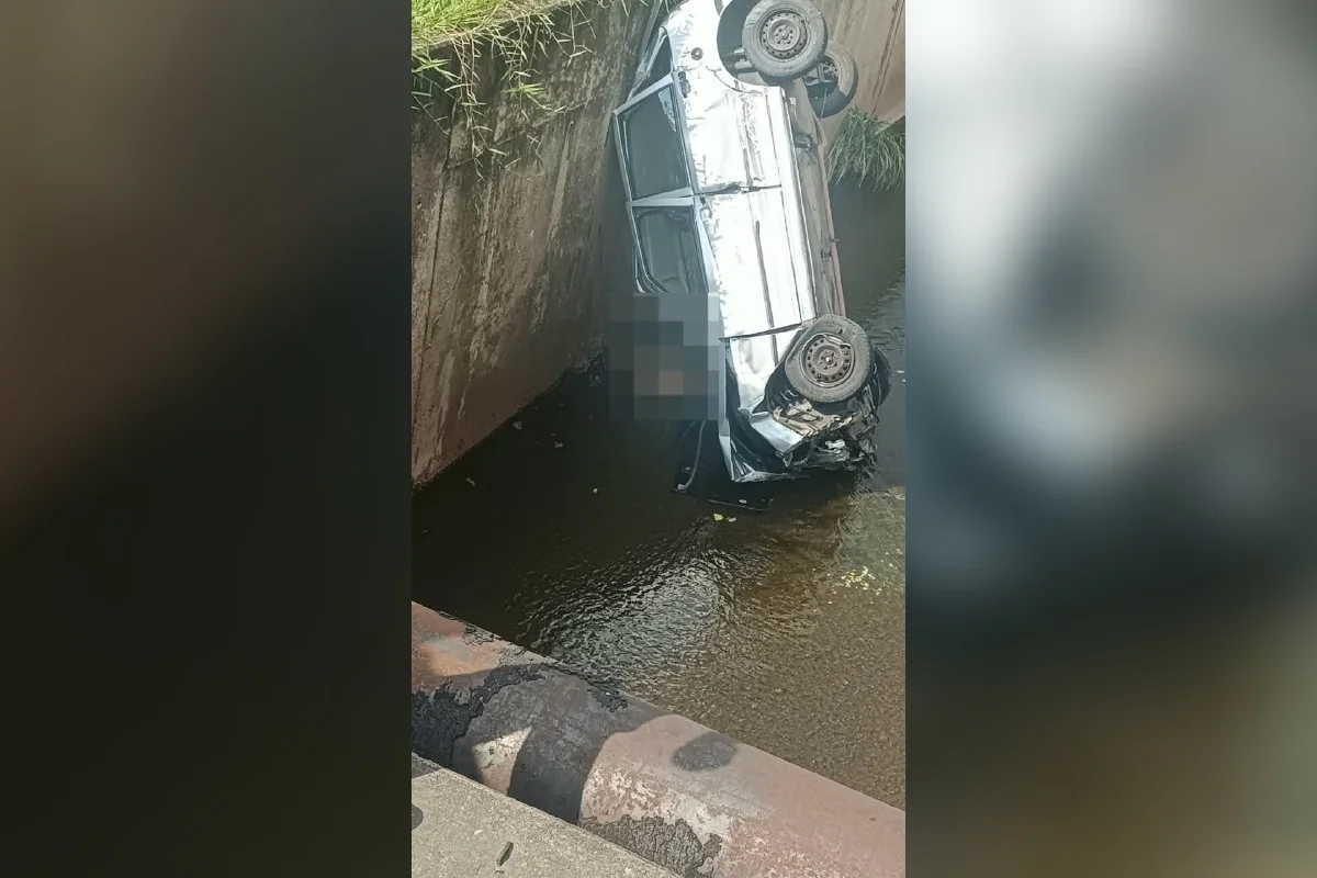 Homem de 82 anos morre após carro cair em córrego de BH