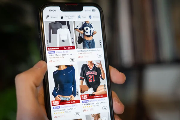 Tela de celular com o aplicativo da varejista Shein aberto, mostrando roupas - Metrópoles
