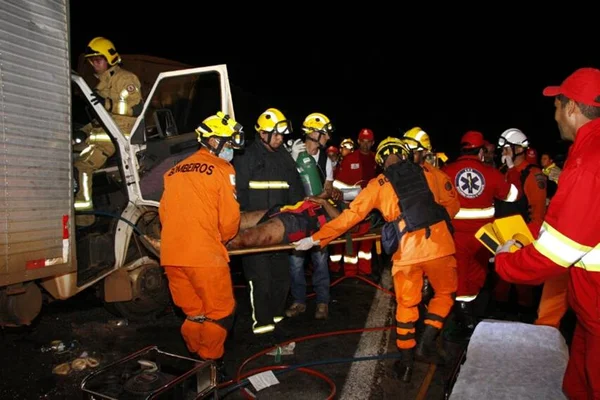 Engavetamento envolvendo dez veículos deixa sete vítimas na BR-060