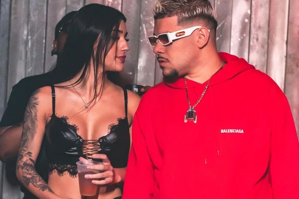Bia Miranda e DJ Buarque posam juntos, olhando um para o outro - Metrópoles