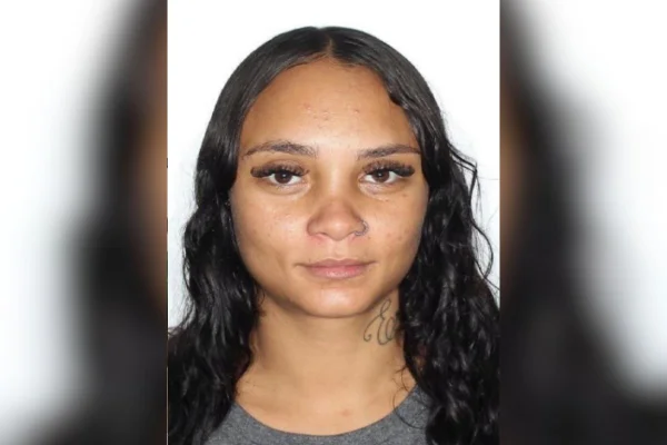 Foto colorida de Kamilly Dias Gomes Aquino, de 23 anos, que fugiu da cadeia da Delegacia de Itupeva, interior de São Paulo.
