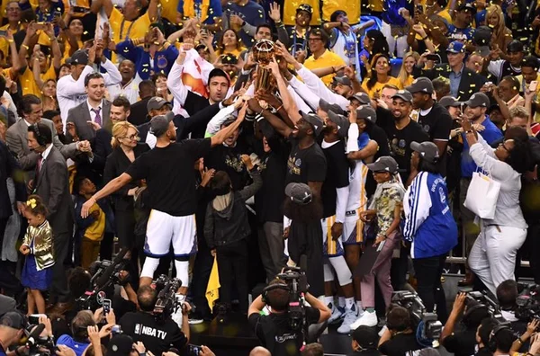 Golden State Warriors vence, fecha série e conquista o título da NBA