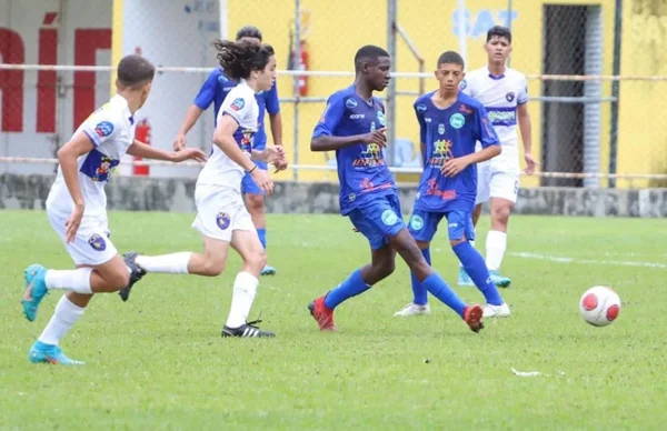 Imagem colorida do jogo entre Serra Macaense e Sampaio Correa