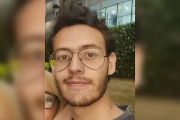 Imagem colorida de um homem com pele clara e óculos - Metrópoles