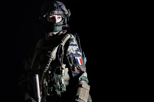 Um soldado da França segura uma arma - Metrópoles