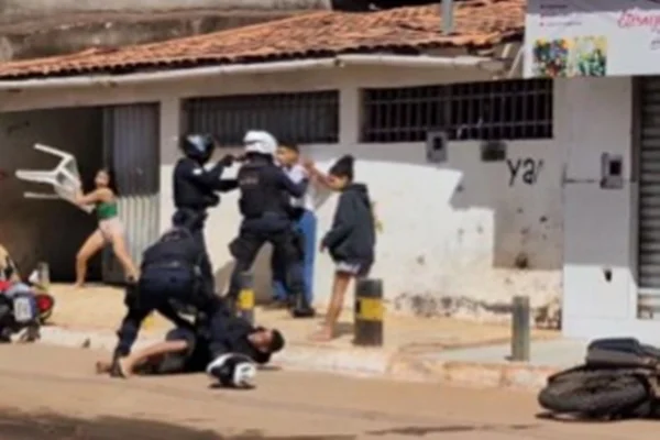 Pms agredidos a cadeiradas