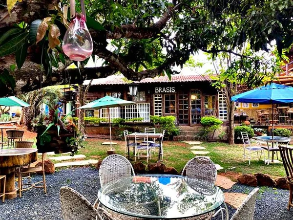 restaurante com mesas ao ar livre em contato com a natureza