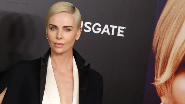 Charlize Theron sobre filha trans: “É muito novo para a gente”
