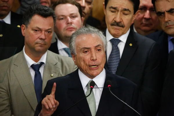 Temer diz que pretende retomar cerca de 1.100 obras paralisadas