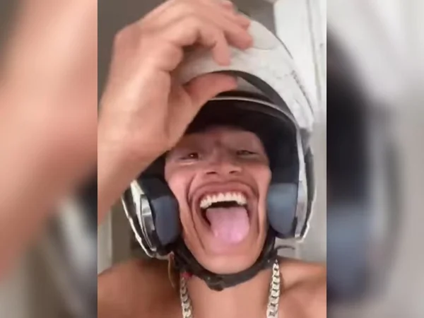 Homem exibe capacete da PMSP