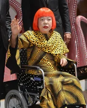 A artista em 2012, no evento de lançamento da primeira collab com a Louis Vuitton. Há anos Yayoi vive em um hospital psiquiátrico, onde pinta diariamente 