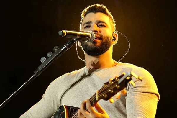 Gusttavo Lima desabafa sobre ver a vida pessoal exposta na internet