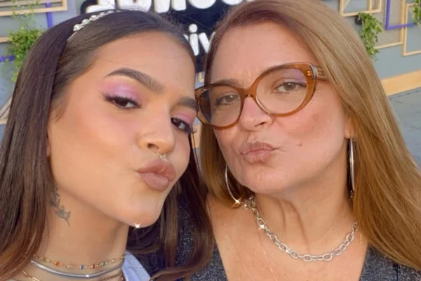 Mel Maia recebe diamante feito com cinzas da mãe - destaque galeria Mel Maia recebe diamante feito com cinzas da mãe - destaque galeria