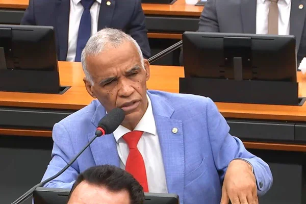 Com bíblia na mão, deputado Isidório entoa cânticos evangélicos nos corredores da Câmara