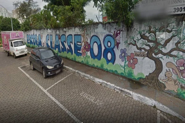 Imagem colorida de fachada de escola