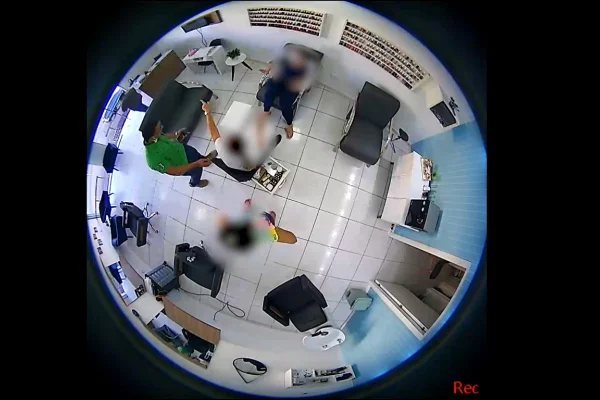 Vídeo: assaltantes invadem salão no DF e levam carro de cliente