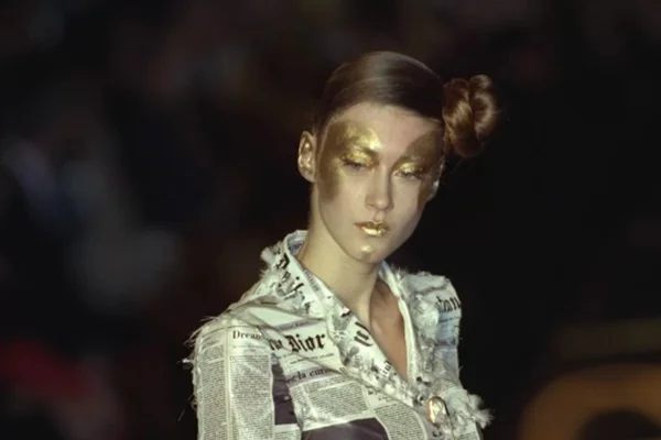 Na imagem com cor, modelo usa vestido com estampa de jornal impresso - Metrópoles