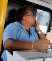 Cobrador manda beijo em ato de deboche