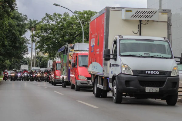 Carreata de Natal leva arte e ações sociais para famílias vulneráveis