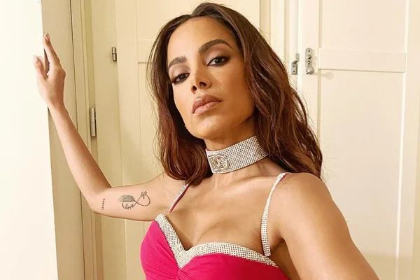 Foto colorida de Anitta