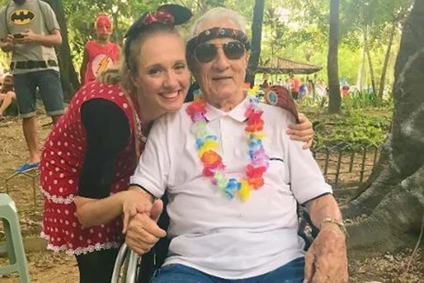 Aos 98 anos, Orlando Drummond, o Seu Peru, curte bloco no Rio