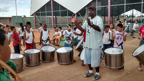 ABC do batuque: educador do DF cria método que ensina o alfabeto com instrumentos de percussão