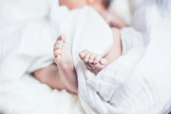 Imagem colorida de um bebê - Metrópoles