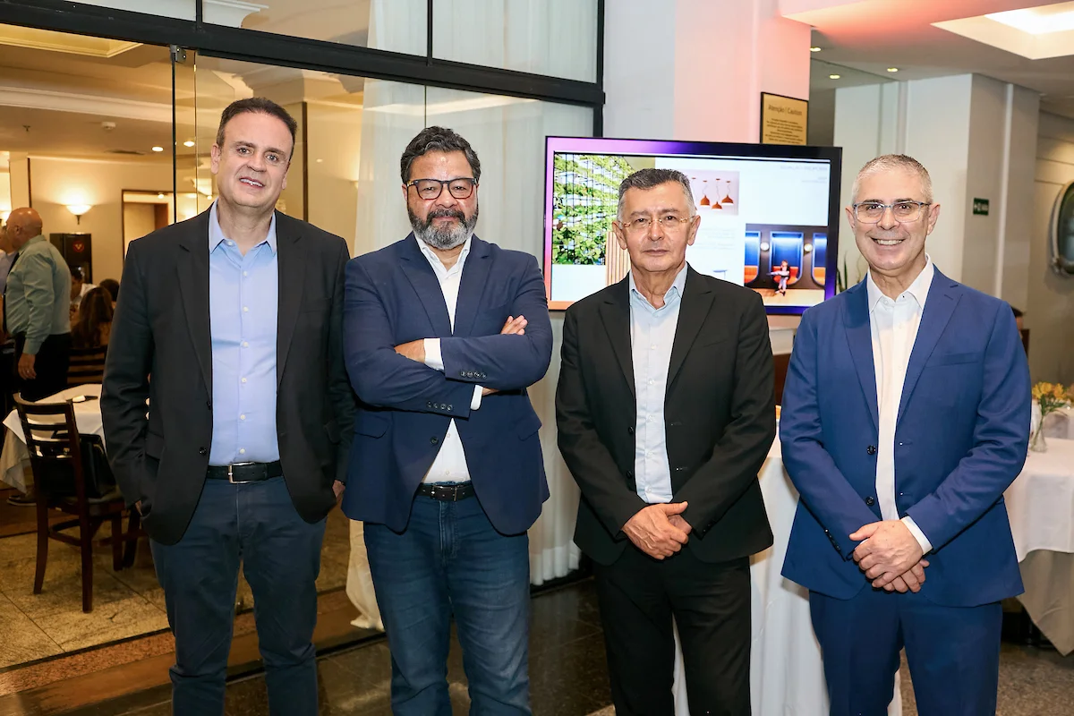 O Vice-Presidente da Hotelaria Brasil, César Nunes; o CEO da Hotelaria Brasil, Márcio Lacerda; gerente-geral e desenvolvedor de Negócios Hoteleiros Mid-Upper Scale, Segundo de Almeida; e o gerente-geral do hotel, Wlisses Fernando Santos O Vice-Presidente da Hotelaria Brasil, César Nunes; o CEO da Hotelaria Brasil, Márcio Lacerda; gerente-geral e desenvolvedor de Negócios Hoteleiros Mid-Upper Scale, Segundo de Almeida; e o gerente-geral do hotel, Wlisses Fernando Santos