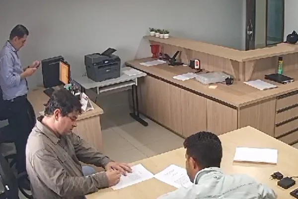 Vereador foragido assinando termo de posse