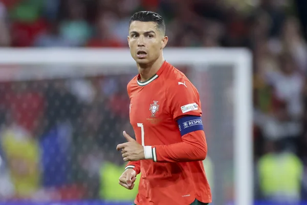 Foto colorida de Cristiano Ronaldo em jogo da Nations League com Portugal - Metrópoles