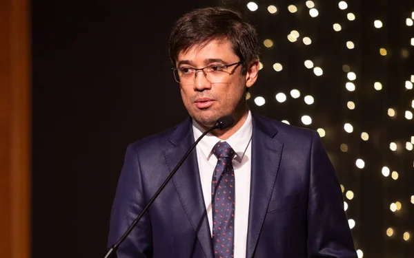 O novo diretor-geral da Polícia Federal, Márcio Nunes de Oliveira, discursando em evento. Ele fala ao microfone de terno - Metrópoles