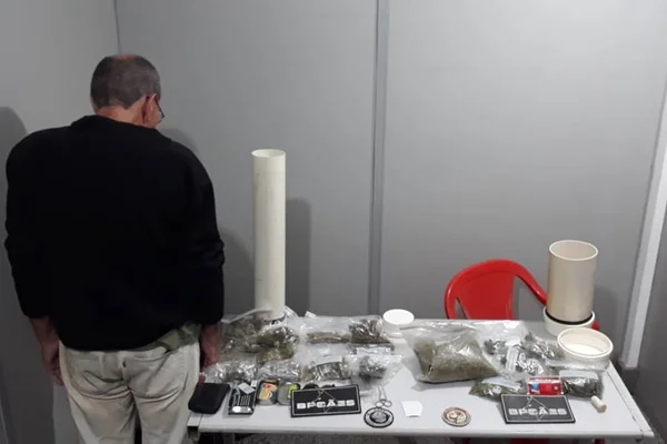 PMs em curso de detecção de drogas prendem suspeito de tráfico