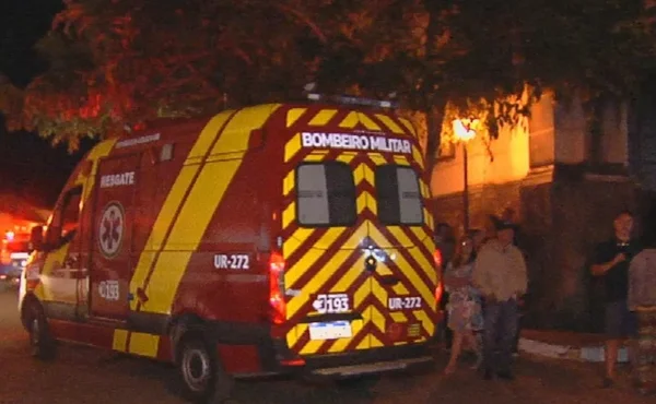 Homem precisa ser socorrido após cair da escadaria de uma igreja, na Cidade de Goiás