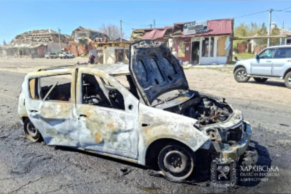 Imagem colorida mostra carro depois do ataque - Metrópoles