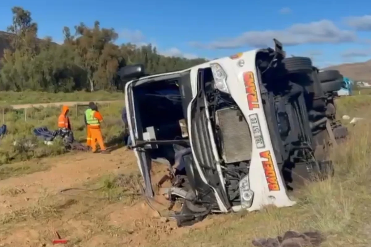 Tragédia na África do Sul: Ônibus com 78 passageiros capota em Touwsrivier, deixando 16 mortos e 20 feridos no Cabo Ocidental