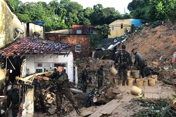 foto de soldados trabalhando em destroços em Pernambuco