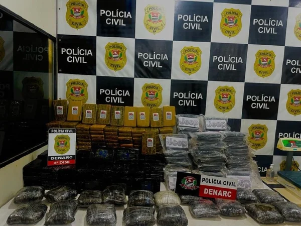 Imagem colorida de pacotes de drogas apreendidas pela Polícia Civil com dupla que trafegava de ônibus na região de Presidente Prudente - Metrópoles
