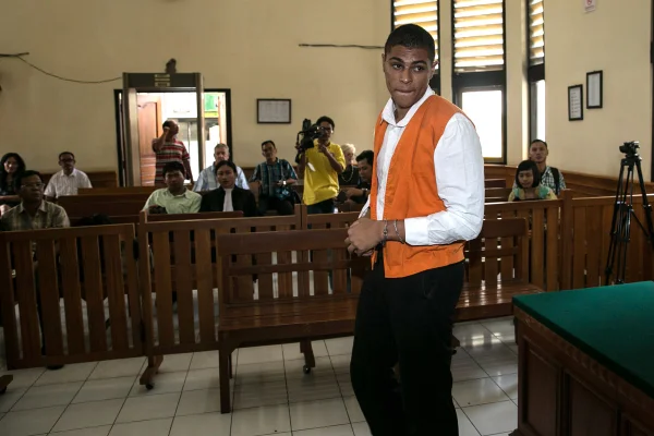 Homem em pé em uma tribunal