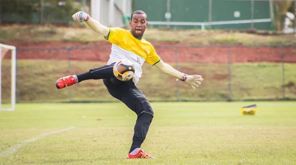 Brasiliense perde goleiro por 45 dias e ex-Gama assume titularidade
