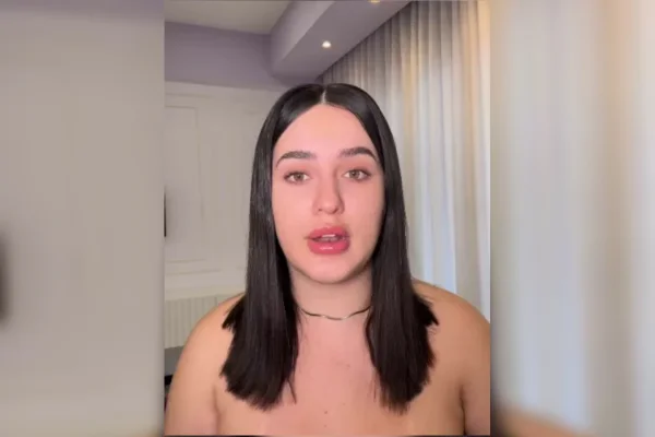 Imagem colorida, mulher chorando - Metrópoles