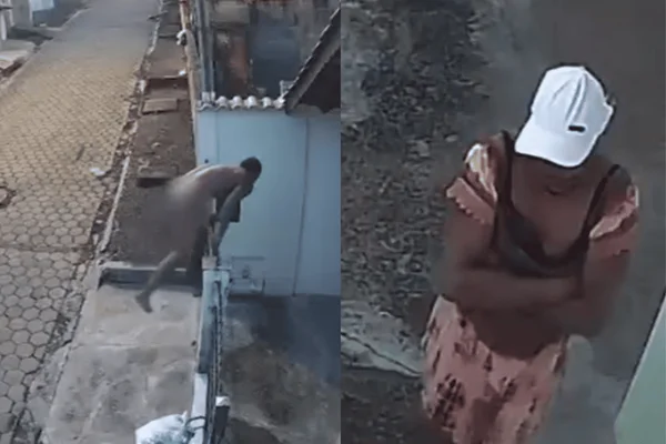 Imagem colorida de um homem branco pelado tentando saltar um portão - Metrópoles